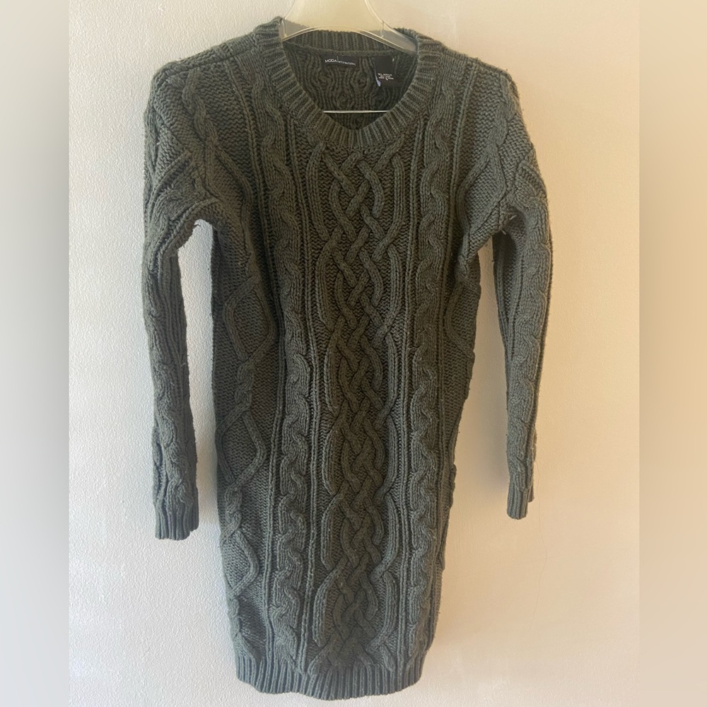 Beautiful dark green sweater dress. Small size. Great condition!